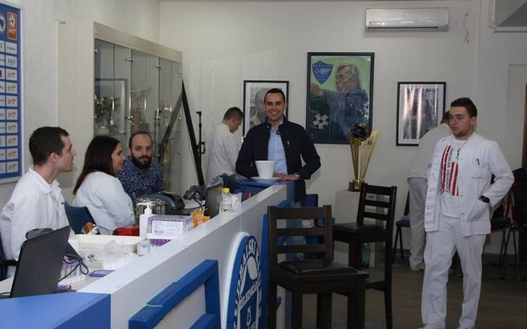 (FOTO) U toku akcija darivanja krvi u Plavom salonu