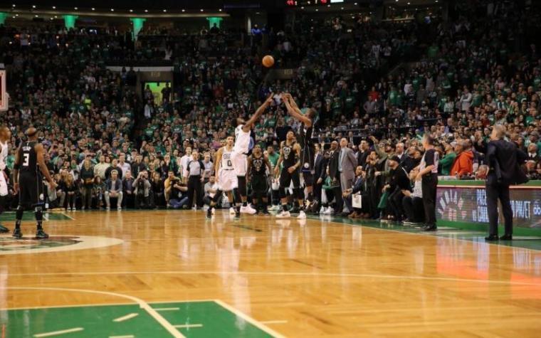 (VIDEO) Fenomenalna utakmica u TD Gardenu: Middleton nevjerovatnom trojkom odveo duel u produžetke, Celticsi ipak slavili na kraju