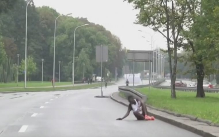 (VIDEO) SRAMOTAN POTEZ ORGANIZATORA: Kenijska atletičarka kolabirala i niko joj nije pomogao da završi trku