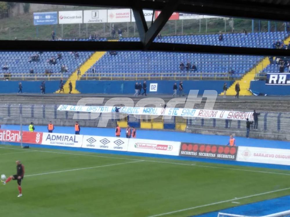 manijaci.jpg - (FOTO) Manijaci poslali poruku Robijašima