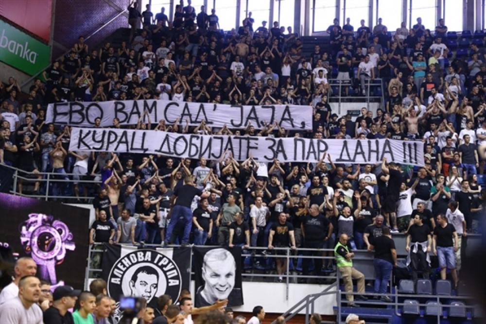 j.jpg - Grobari napali Delije jajima u Pioniru
