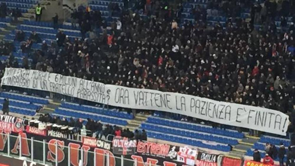 25353987_1917472771643710_5356606829047927036_n.jpg - (FOTO) Navijači Milana transparentom rasplakali Donnarummu: Bonucci smiriao mladog golmana