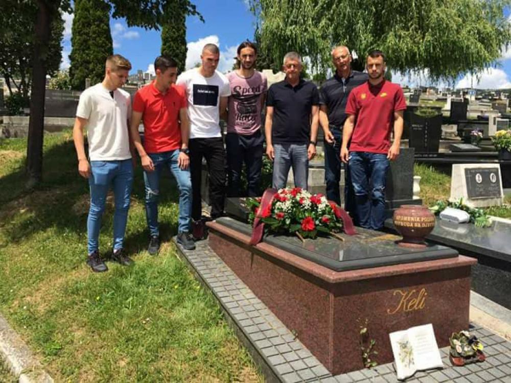 keli.jpg - (FOTO) Fudbaleri i stručni štab FK Sarajevo odali počast ubijenom Želimiru Vidoviću Keliju