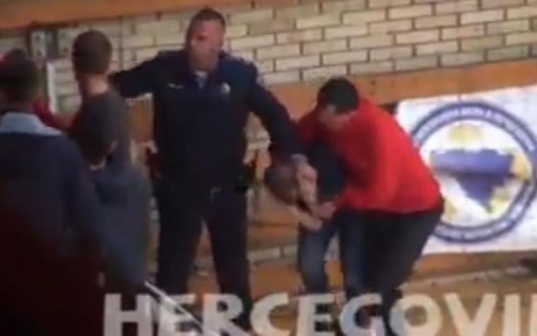 (VIDEO) SKANDAL U MOSTARU: Navijači KK Promo izbačeni zbog zastave sa ljiljanima?
