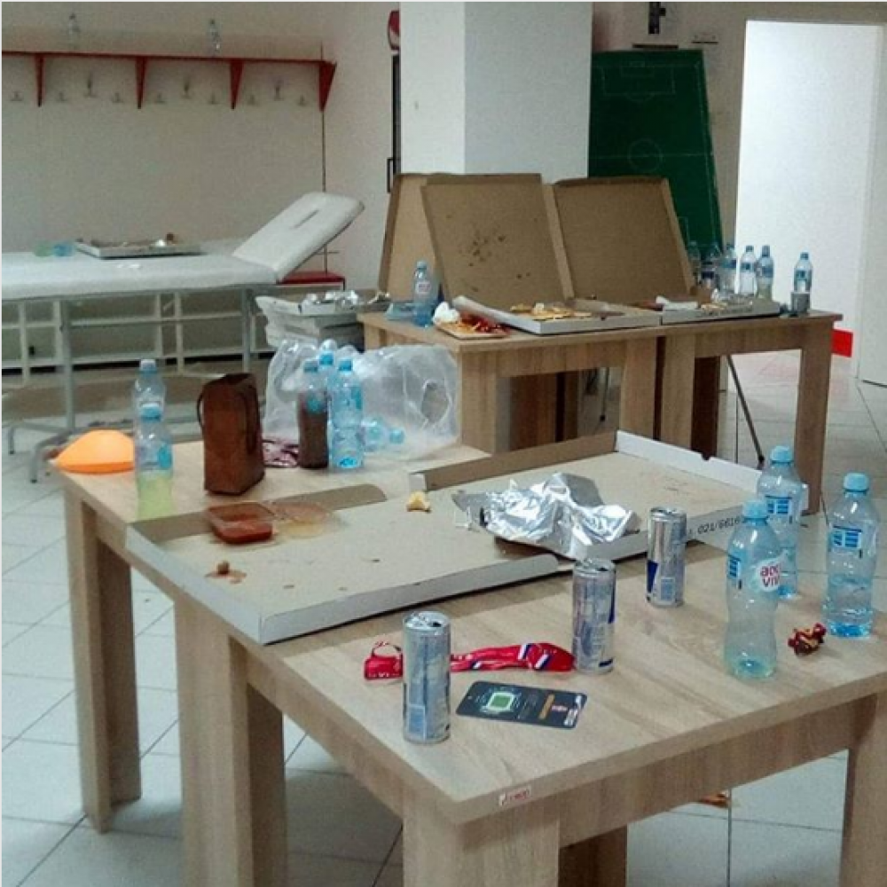 CDATA[
Ipak, srbijanska javnost nije šokirana rezultatom koliko izgledom svlačionice mladih reprezentativaca Srbije nakon utakmice.
U svlačionici su ostale flaše, limenke, kutije otvorenih pica, a svoje nezadovoljstvo odnosom mladih fudbalera Srbije prema svlačionici u kojoj borave podijelila je i ‘Techsportsrbija’ putem Instagrama.
“Valjda su momci proslavljali osvajanje velikog boda pro2:tiv Letonije… Nekultura, bahatost, bezobzirnost i nevaspitanje. Umišljenost da vrijede, da su neko i nešto, vladaju zapuštenim mozgovima ovih mladih ljudi koji bi uskoro trebalo da budu i u “A” reprezentaciji.
Sve čovjek može da oprosti, jer sport i jeste satkan od pobjeda i poraza, ali ovakva bahatost ne smije da prođe neosuđeno od strane javnosti. Zato i skrećemo pažnju na detalj koji ukratko opisuje jednu generaciju koja je osuđena na neuspjeh, ne samo zbog diskutabilnog pojedinačnog i ekipnog kvaliteta.
Naravno, ne leži sva krivica u njima, mnogo više je na obrazima onih koji rukovode našim fudbalom. Ako obraz oni uopšte imaju…”, navodi se u tekstu.
![teh.png - Fotografija koja je šokirala srbijansku javnost: Mladi reprezentativci Srbije svlačionicu ostavili u katastrofalnom stanju